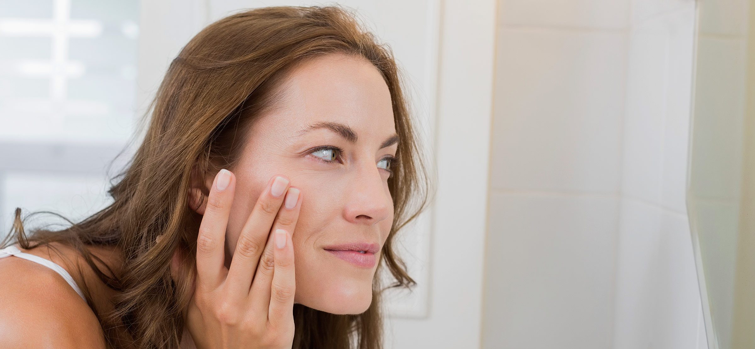 04-signs-healthy-fats-woman-face-mirror